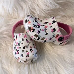 CROCS™ Classic Heart Print Toddler Clog